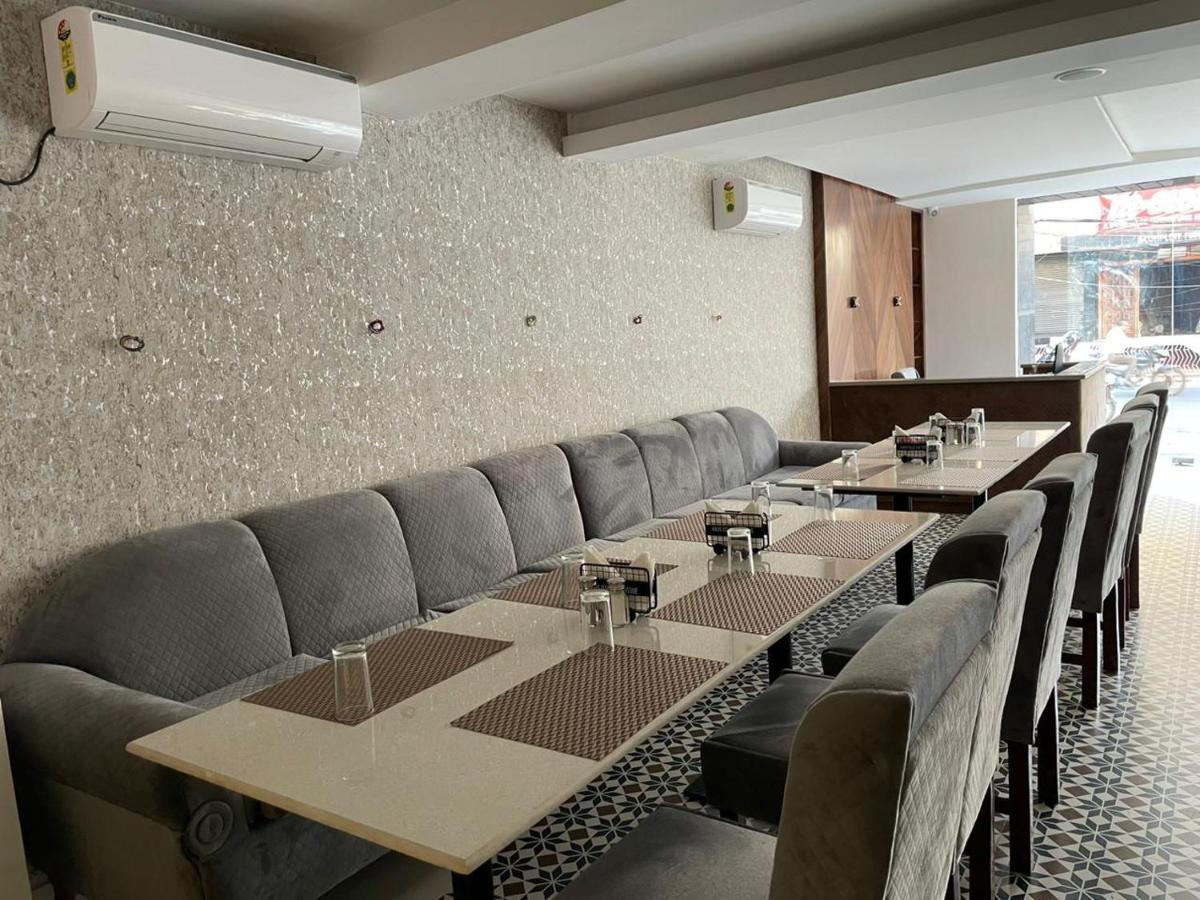 Hotel Santoor Varanasi Exteriör bild