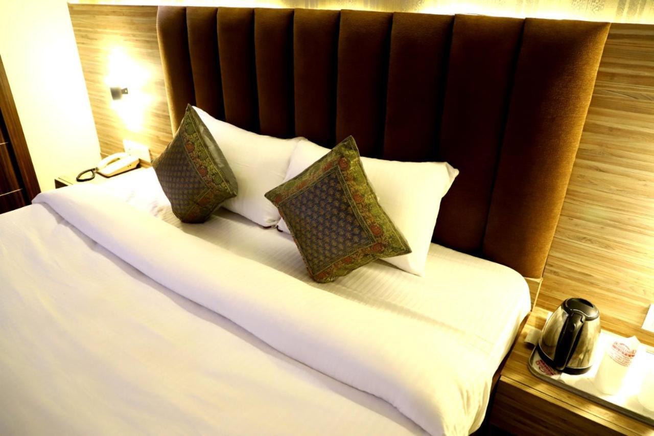Hotel Santoor Varanasi Exteriör bild