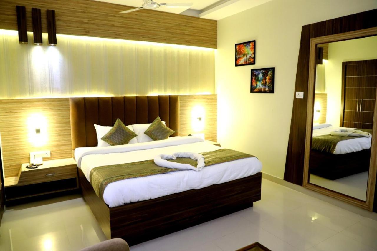 Hotel Santoor Varanasi Exteriör bild